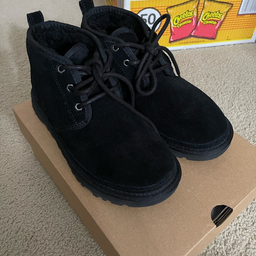 Ugg size 8 Nuemel black womens